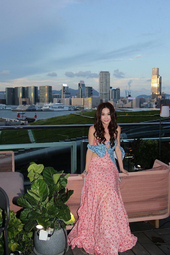 温碧霞几十年来穿漏肩装，披肩长发!网友:我眼睛都看累了!