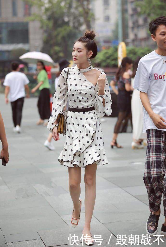 飘飘■长发飘飘,穿搭时尚靓丽迷人显腿长,街拍:小姐姐