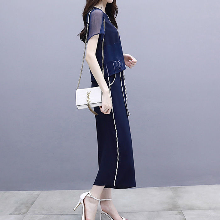 会打扮的女人都不穿连衣裙!穿这样时髦套装，45岁妈妈美到窒息