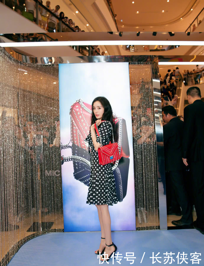 造型师放过杨幂吧，每次高跟鞋不低10cm，脚都快变形了！