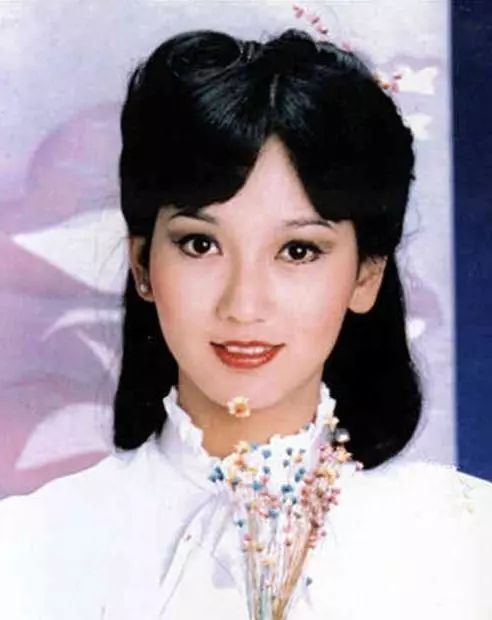 赵雅芝几十年前穿的衣服，随便挑一件都比你现在穿的时尚!