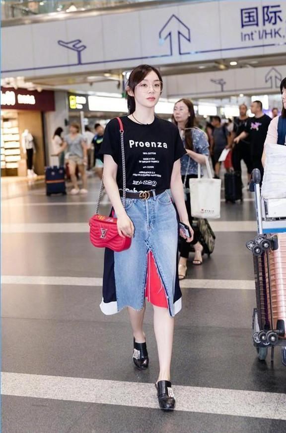 袁姗姗明明小腿就不细,穿这样紧的鞋子分明是在暴露短处啊!