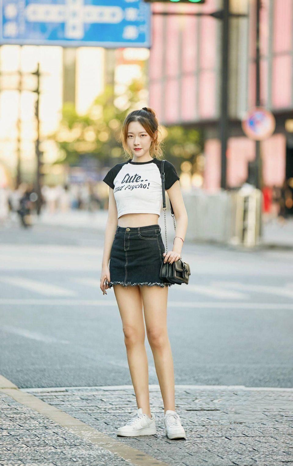 国内街拍 紧身裤美女时髦显瘦 增添女人活力 图4背影就知道是美女