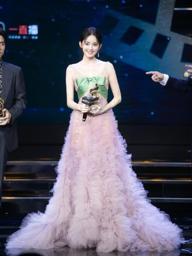 女明星同台穿粉裙，周冬雨娜扎优雅，关晓彤却美成了花仙子!