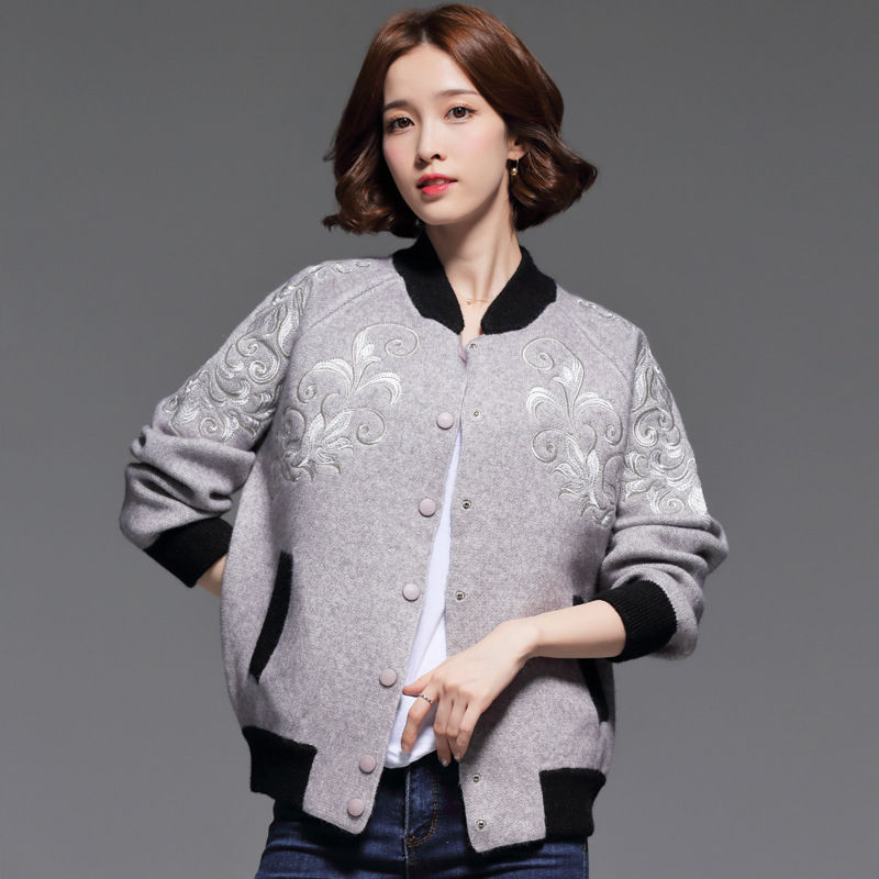 女人要是经济条件允许，全换成刚上秋装“开衫”特别时尚显美嫩