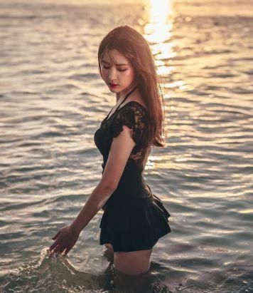 蕾丝镂空泳衣美女,展示美女的S型身材曲线,撑起100分女人时尚