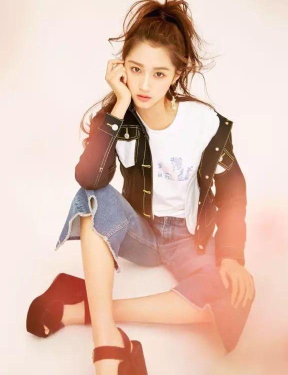 baby杨幂关晓彤竟看不出年龄差？原来她们扎了同款发型！