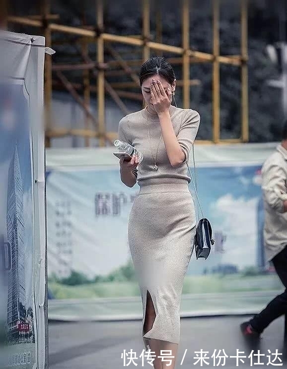  身材|一双高跟鞋穿搭在脚上，让整体的搭配也变的时尚起来