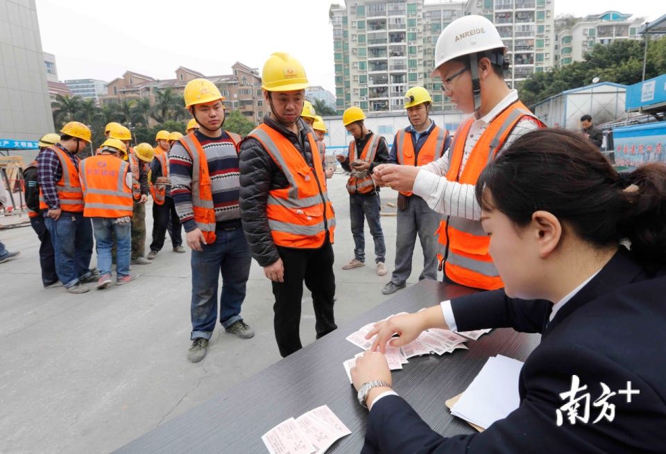 春运火车票直接送到工地!工人们不用轮流排队抢票，安心工作到年