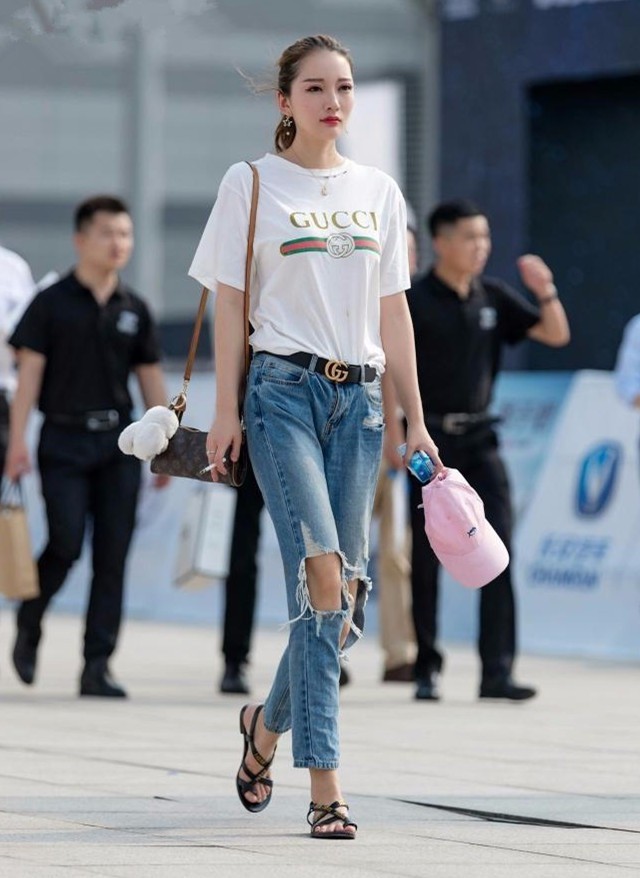 街拍：身穿肉色连衣裙的小姐姐，歪头杀真是性感而可爱