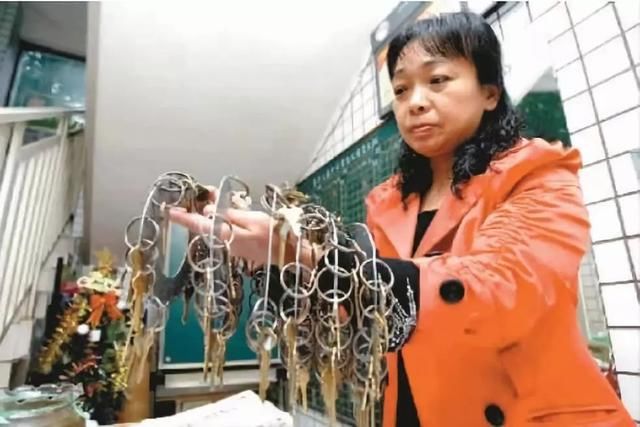 2万的编织袋？4千的塑料鞋？难道真是贫穷限制了我的审美？