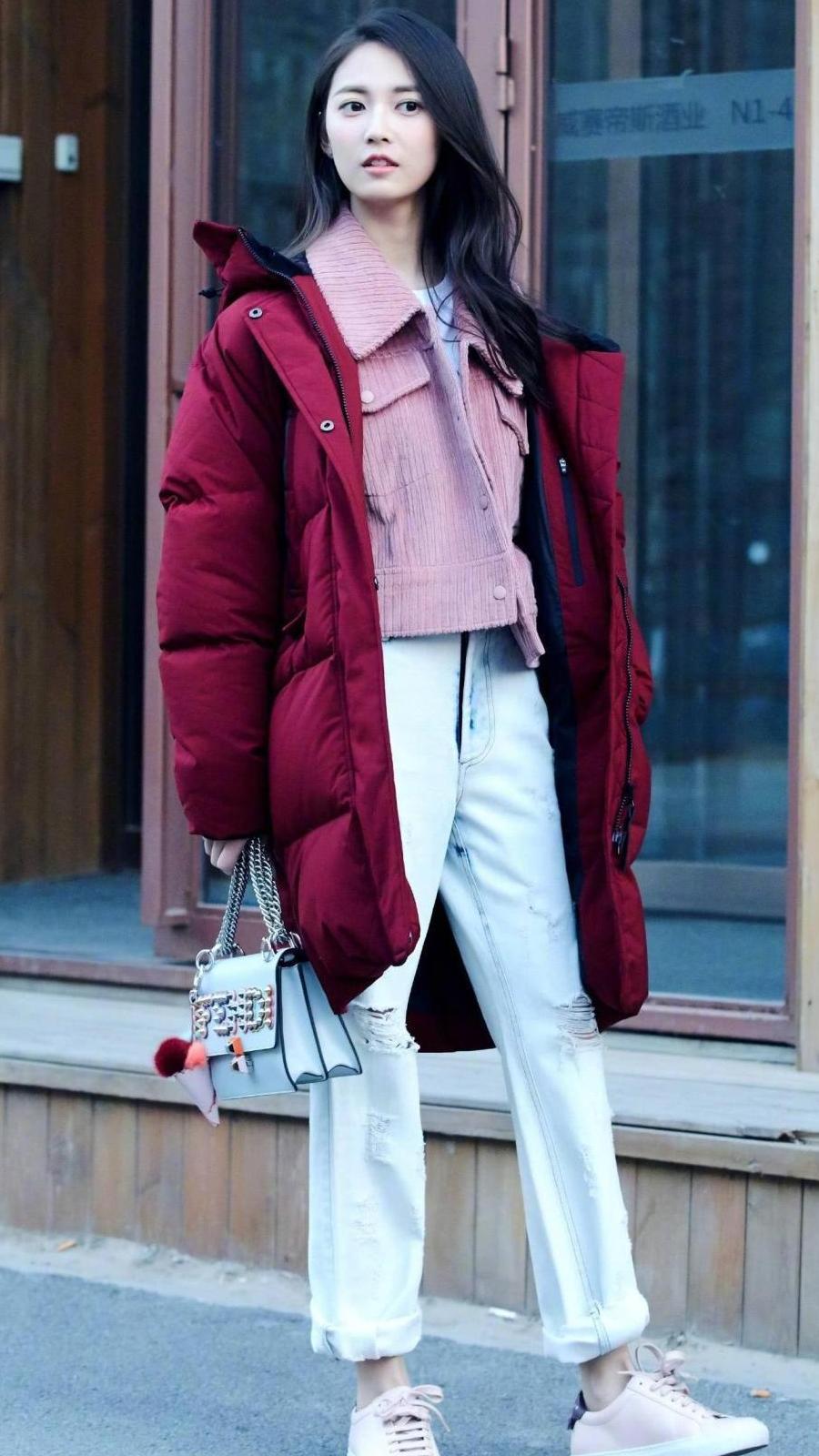 陈钰琪上半身穿镂空背心, 却要穿两条裤子还塞满了花, 看不懂!