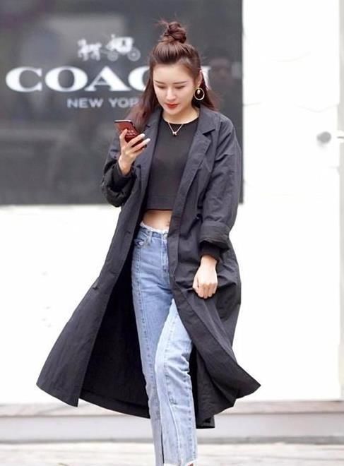 『气质』养眼女神街拍：肤如凝脂的美女，一件黑色背心配白色长裙，时尚气质女人味