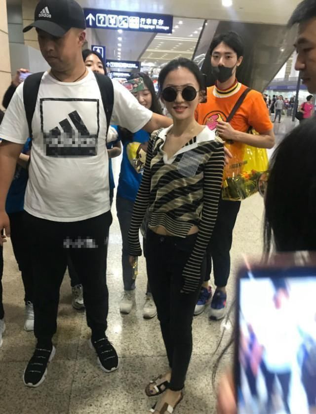 张韶涵瘦出新高度，紧身衣穿成休闲装，这腰细的裤子都快挂不住了