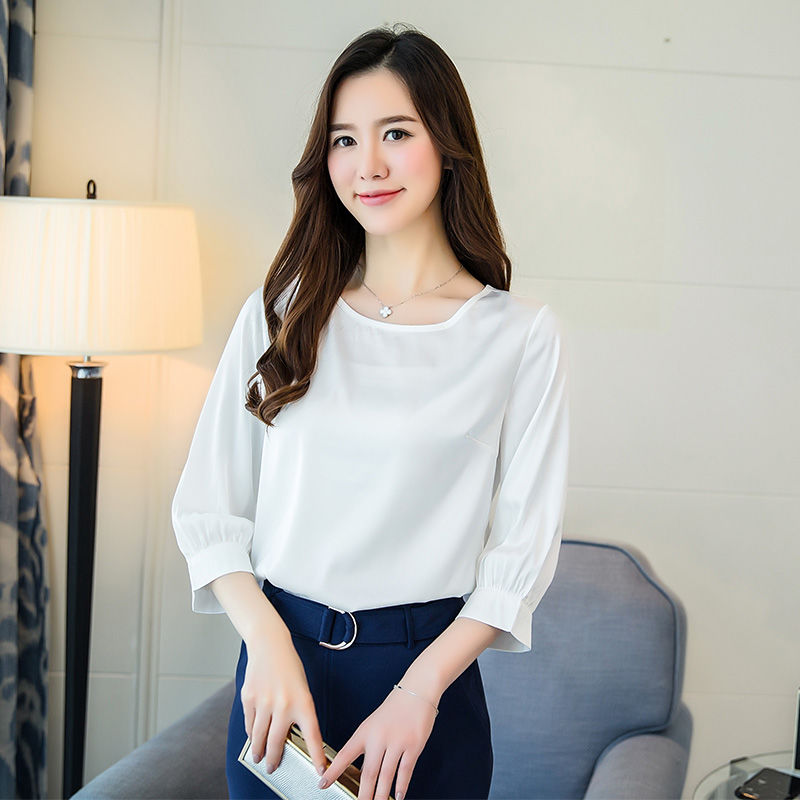 身材丰满的女人就穿吊带，特别性感有女人味，人人看了都脸红