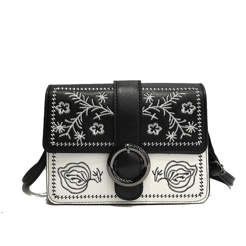 街拍:吊带衫配短裤，美女体态轻盈，展现魅力少女的气质