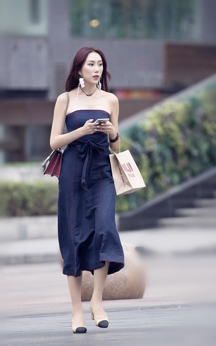 美女穿着性感的粉色连衣裙,直接显示出完美性感的身材!