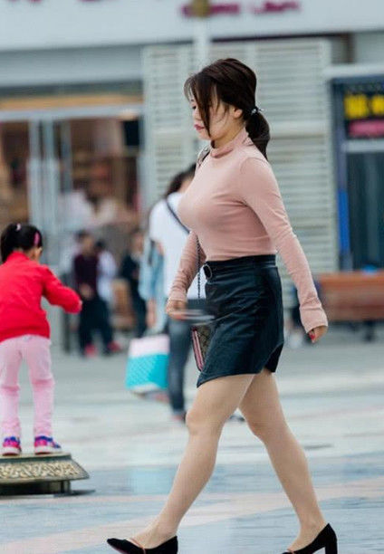#小美女#街拍:长腿的小美女,若隐若现的纱裙显得格外抢眼