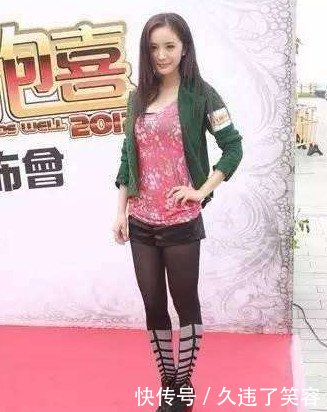 谭维维的“花瓣袜”小性感，比不上杨幂“阴阳袜”！以为一条腿！