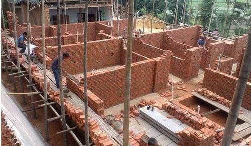  盖房■农村盖房有限高令，高度最多三层半，都是在为农民考虑