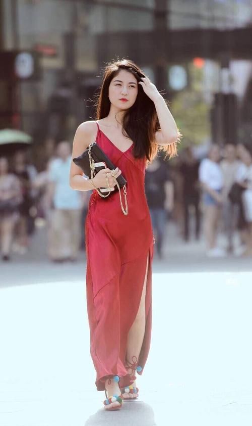 气质|高挑的颜值美女,身穿红色的吊带连衣裙很有女神气质!