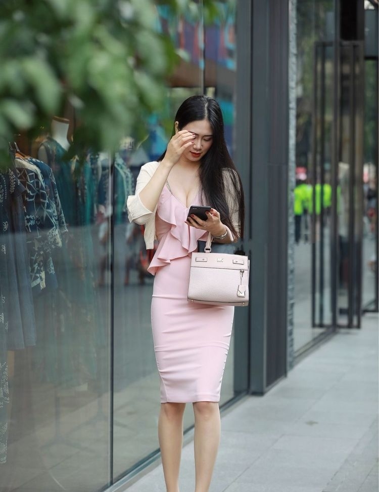 精致■美女身材姣好,面容精致,这样的小姐姐好可爱