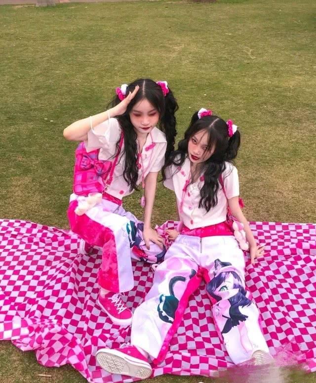  『可可馨』这一对“双胞胎＝鬼马精灵”，她们的穿搭就像艺术品一样！