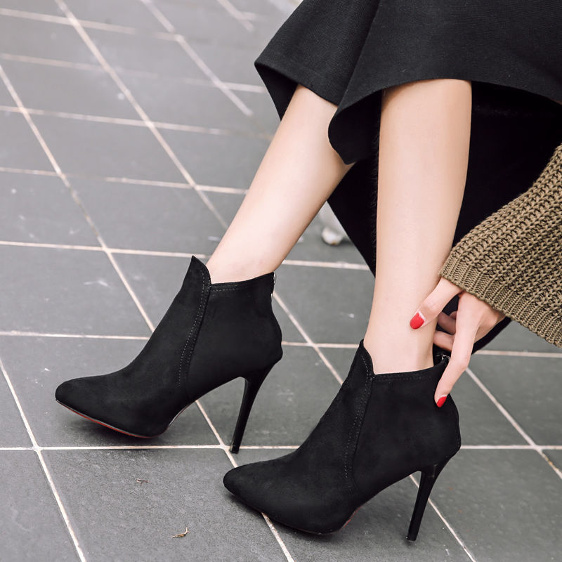 据说小白鞋太土了，现流行这女鞋，洋气又养脚，女人味十足