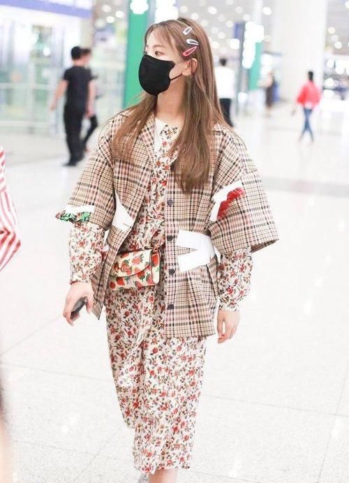  [碎花]春天里的碎花裙，过了40岁女人最趁手的＂武器＂！温婉知性且减龄