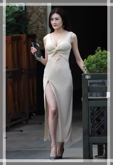 肉肉的小姐姐穿吊带长裙风姿绰约，及腰长发轻舞飞扬