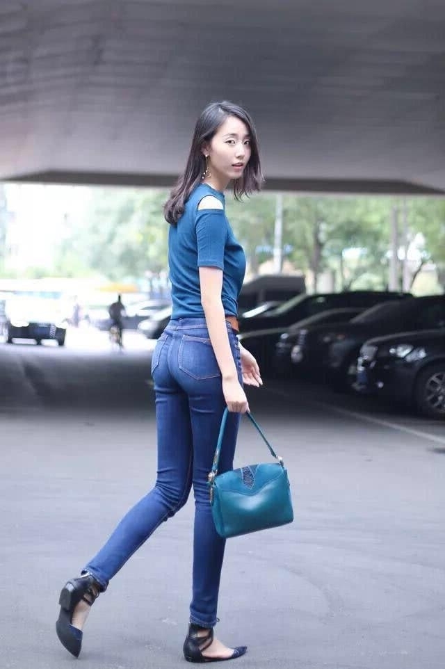 【连体】路人街拍,美女穿了一条连体长裤,看着就很凉爽