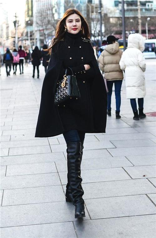 街拍：姑娘爱美，她们更喜欢抓拍的自然美