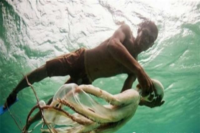 生活在海上的民族，刺破耳膜只为捕鱼，身体正在向海洋生物进化？