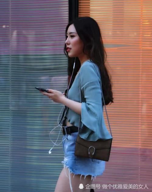  【女生】时尚的女生喜欢个性的穿搭，瞧这位小姐姐大V领上衣搭配热裤，真心觉得好看