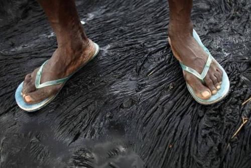 世上最奇特的湖，没有水还黑的深不见底，还专门盛产“黑金”！