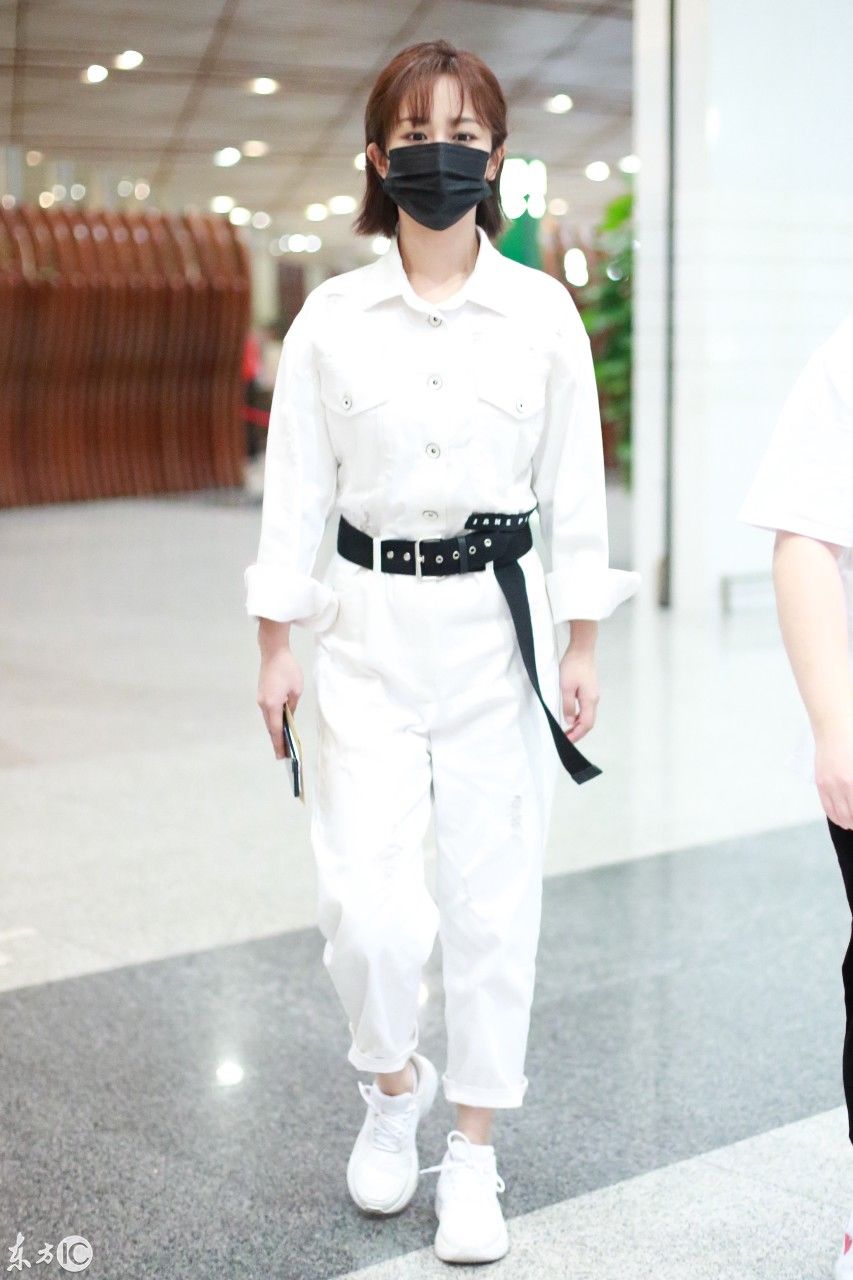 杨紫现身机场，一身白衣搭配黑色腰带，尽显苗条好身材，又瘦了!