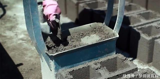 农村大叔发明简易制砖机,不耗油也不耗电,每小时生产150块砖头！