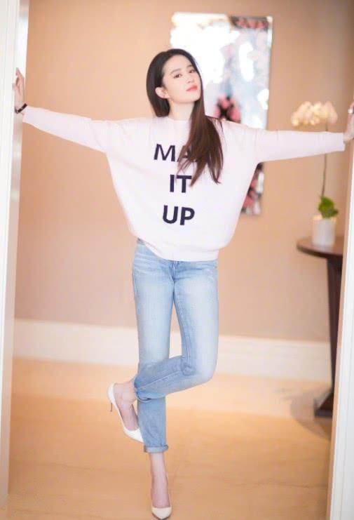 刘亦菲是怎么想的？竟然把爱心“贴纸”粘在鞋上，感觉像是过家家