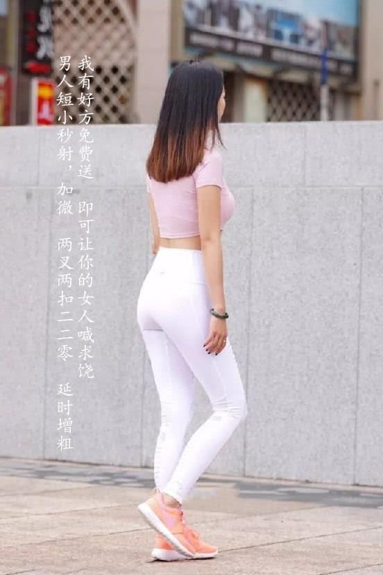微胖小姐姐，紧身穿搭尽显曼妙有致好身材，紧绷臀线女人味十足