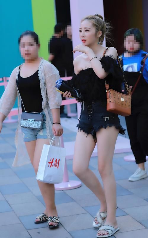 街拍：一字肩姑娘、长腿妹子、身姿妩媚小靓妹等，你最欣赏哪种？