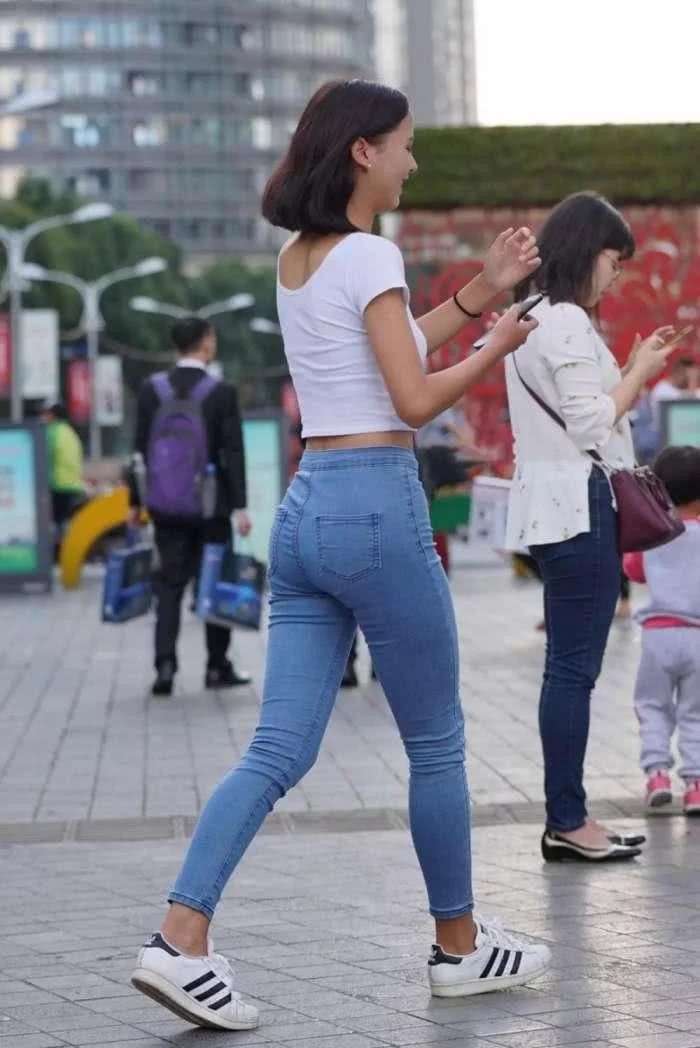 气质小姐姐浅色紧身牛仔裤俏皮甜美，白色小T恤青春感十足