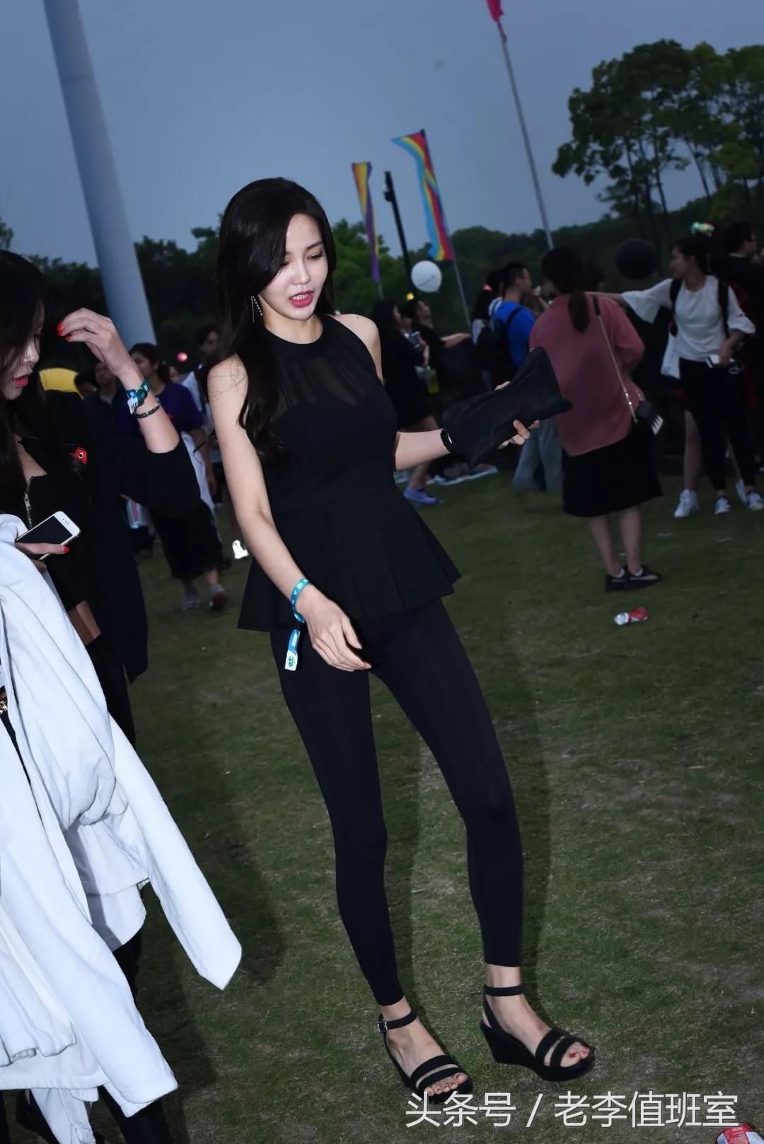 街拍:身材苗条在草坪上的性感妩媚美女