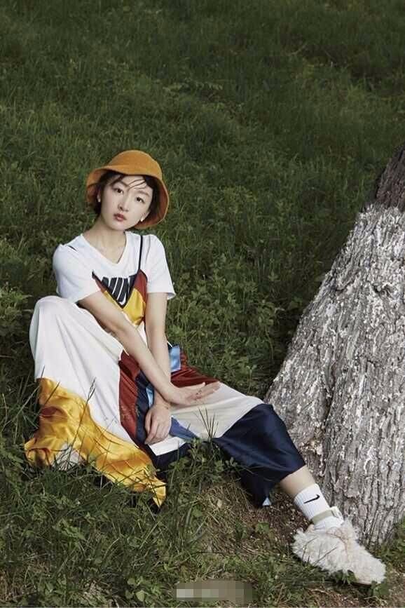 周冬雨最新写真再现搞怪风格，直接上树拍照，网友：时尚又可爱！