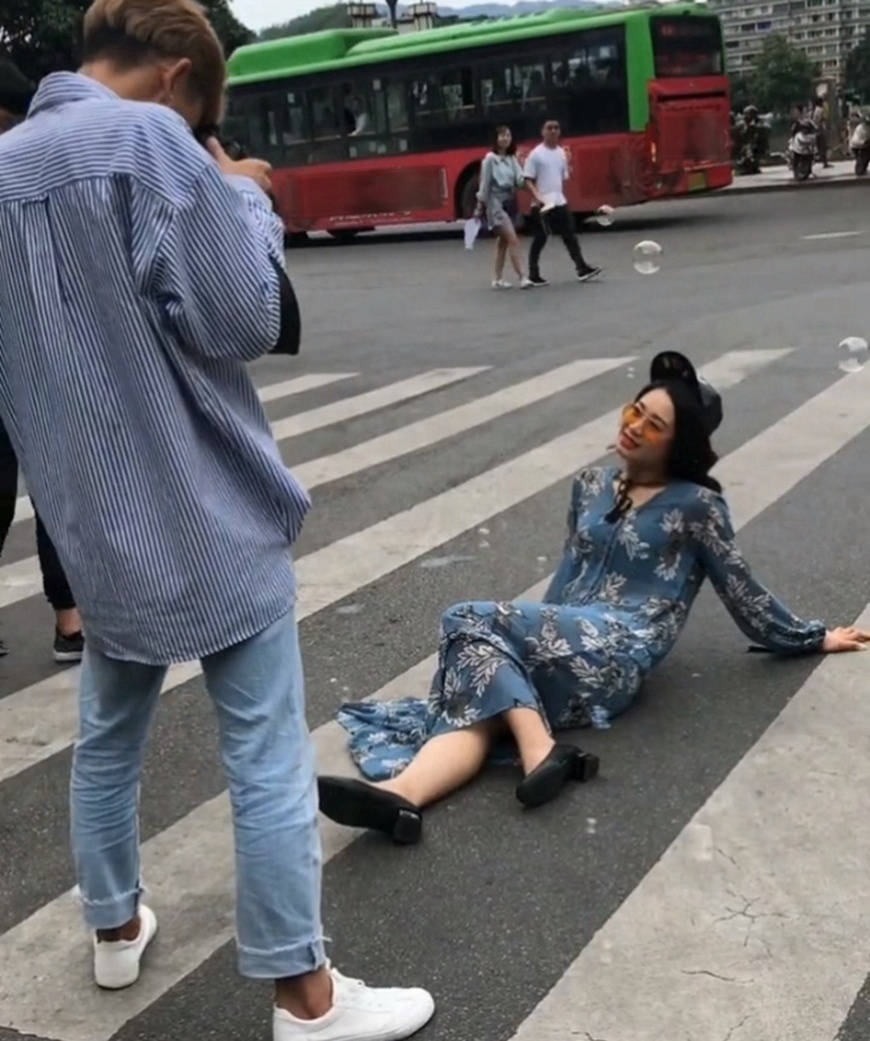 奶奶：90后新娘把奶奶50年前的婚纱拿来拍照，路人都惊到了，精修图太美