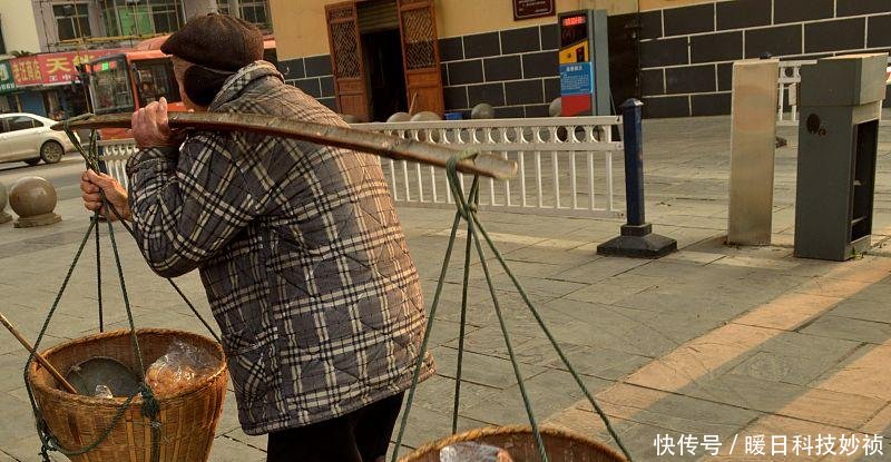 养老金好消息，退休人员有福了，每月“补发”210元