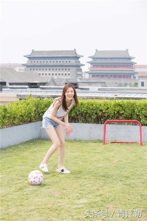 阳光美女，拿球玩耍十分俏皮