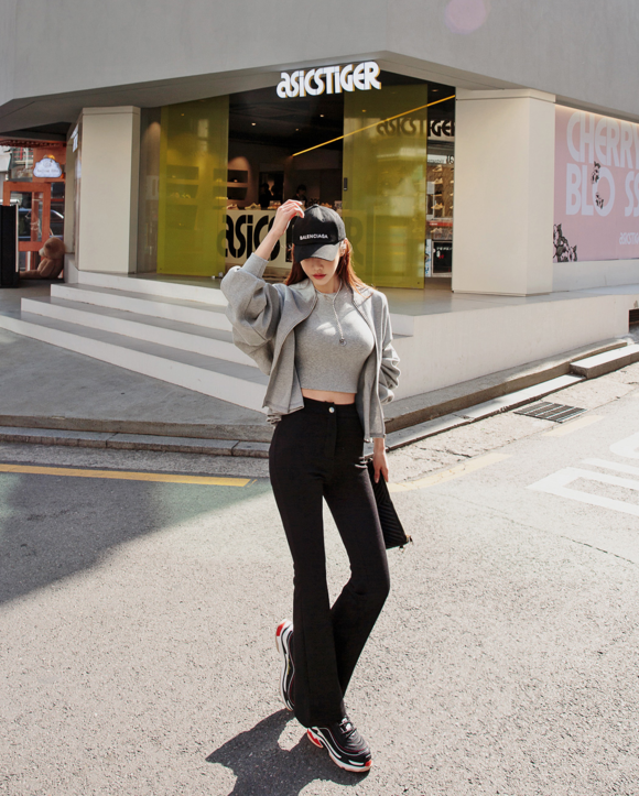 女神孙允珠，酷炫卡路里灰青石健美打底衫