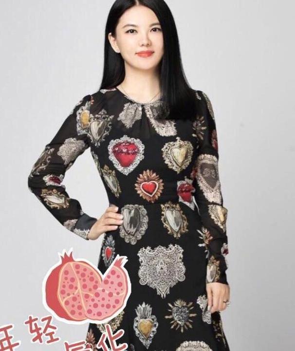 这次42岁的李湘真的瘦了 黑色碎花连衣裙尽显成熟女人优雅气质