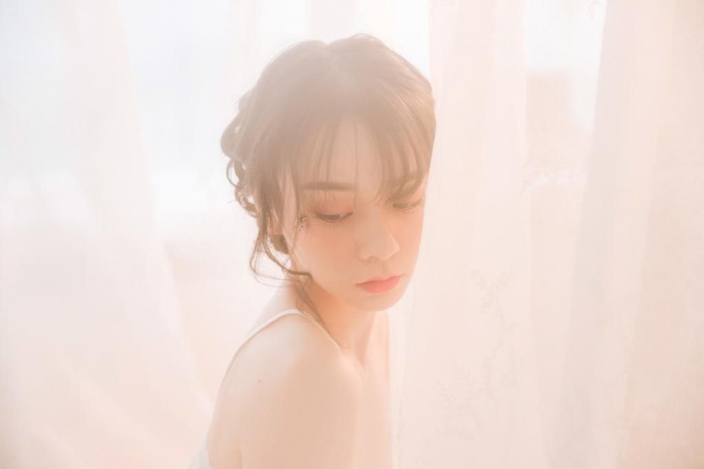 性感吊带内衣美女薄纱妖娆写真图片