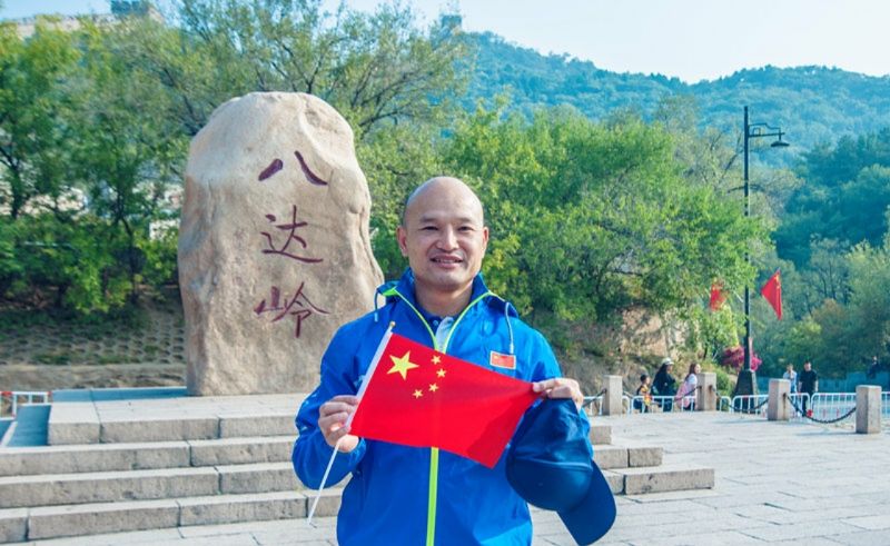  警长：香港“光头警长”刘泽基游长城，称圆了40多年心中梦想